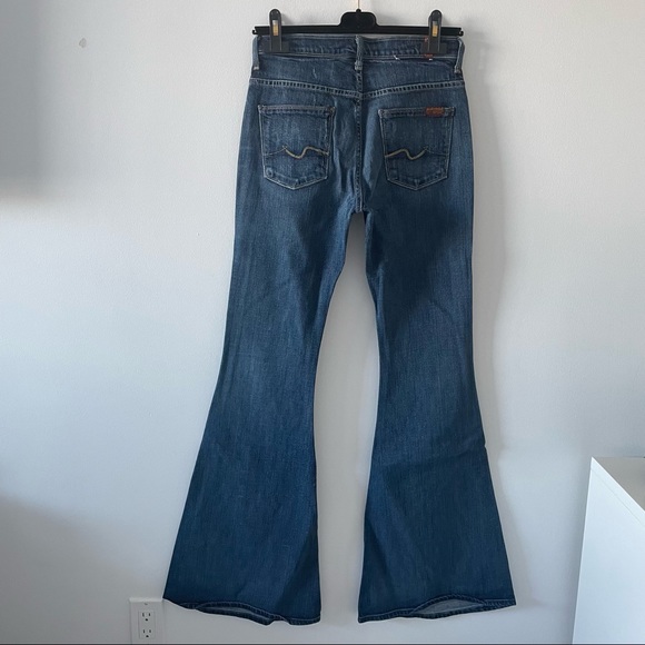 7 For All Mankind medium wash bell-bottom flare blue jeans size 26 5 pockets - Picture 2 of 2